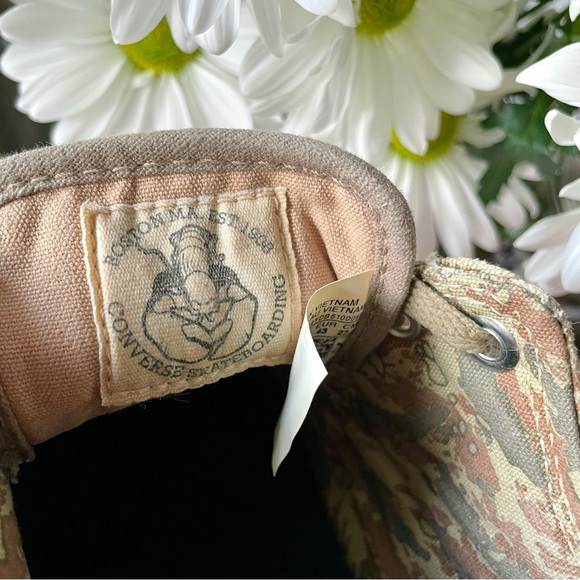 Converse•Size 9.5•Cons Skateboarding Shoes•Khaki and Camo Canvas•Lace-Up Styling - Picture 11 of 16